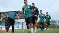 Bek Persikabo, Abduh Lestaluhu dalam sesi latihan. (Bola.com/Permana Kusumadijaya)