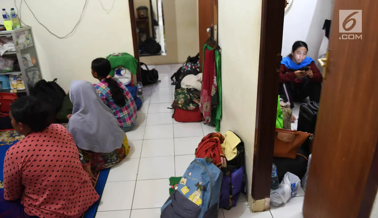 Aktivitas pembantu pengganti saat Lebaran atau infal saat berada di tempat penyalur tenaga pembantu Bu Gito di kawasan Cipete, Jakarta Selatan, Rabu (6/6). Kebutuhan pembantu infal menjelang Lebaran semakin meningkat. (Liputan6.com/Arya Manggala)
