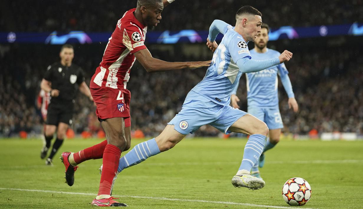 Dampaknya pun langsung terasa satu menit kemudian. Phil Foden yang bergerak dari sisi kanan Manchester City berhasil memperdaya tiga penjagaan pemain Atletico Madrid. Dengan tenang, pemuda 21 tahun tersebut memberikan umpan terobos menuju Kevin De Bruyne yang ada di depannya. (AFP/Dave Thompson)
