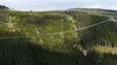 Pemandangan jembatan gantung untuk pejalan kaki yang merupakan konstruksi terpanjang di dunia sehari sebelum pembukaan resminya di sebuah resor pegunungan di Dolni Morava, Republik Ceko, Kamis (12/5/2022). (AP Photo/Petr David Josek)