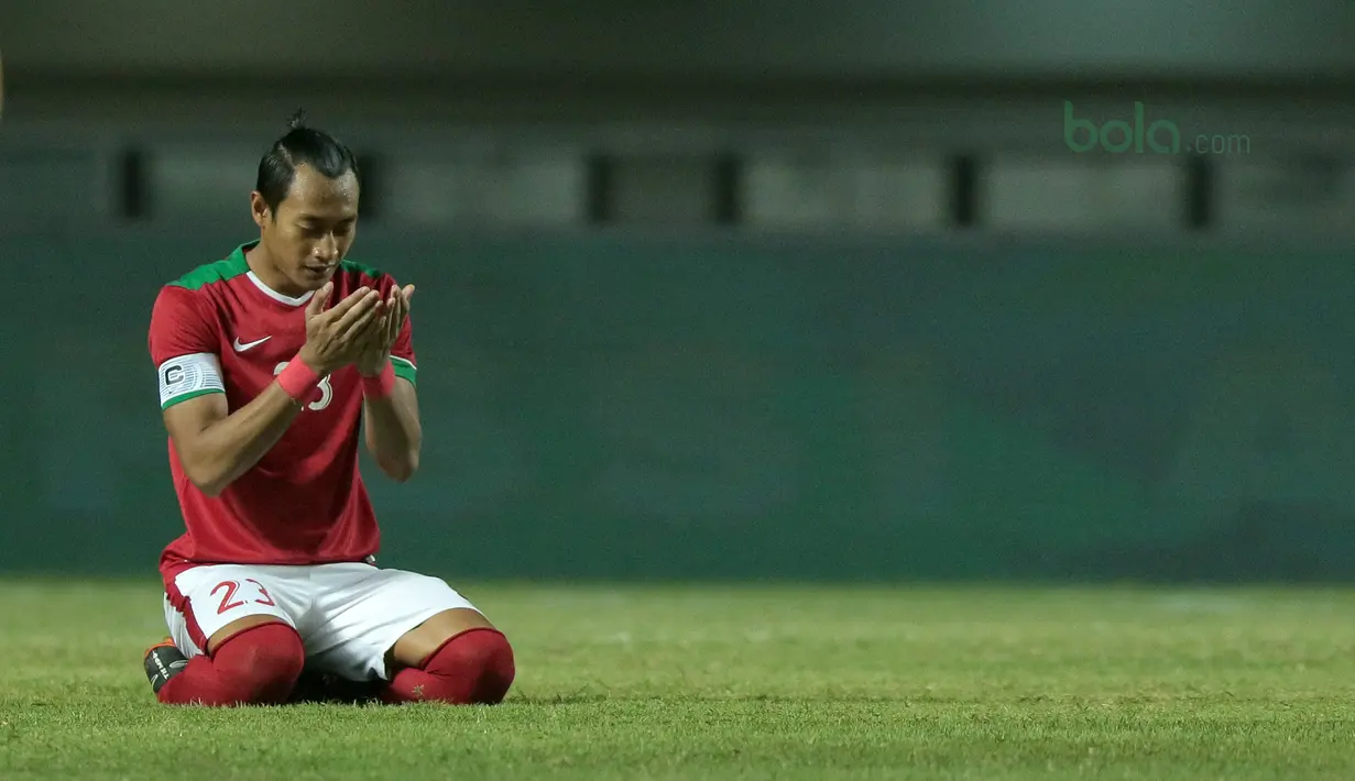 Doa pemain timnas Indonesia U-23, Hansamu Yama saat melawan Uzbekistan pada laga PSSI Anniversary Cup 2018 di Stadion Pakansari, Bogor, (03/5/2018). Indonesia U-23 bermain imbang 0-0. (Bola.com/Nick Hanoatubun)