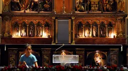 Petugas gereja Katedral terlihat membersihkan altar jelang Misa Malam Natal 2014 pada Rabu pagi (24/12/2014). (Liputan6.com/Miftahul Hayat)
