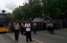 Massa FPI dan polisi hadap-hadapan di depan Kedubes AS