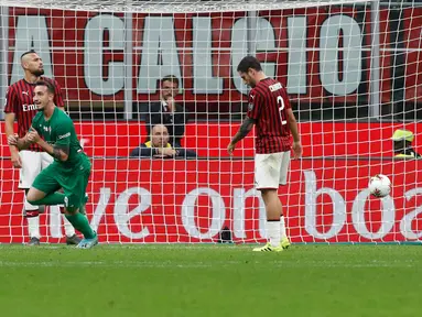 Pemain Fiorentina Gaetano Castrovilli (kiri) melakukan selebrasi usai mencetak gol ke gawang AC Milan dalam Serie A di Stadion San Siro, Milan, Italia, Minggu ( 29/9/2019). AC Milan kalah 1-3 saat menjamu Fiorentina. (AP Photo/Antonio Calanni)