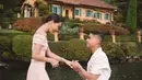 Dalam unggahannya, tampak sang mantan kekasih yang kini jadi calon istrinya mengenakan off shoulder dress warna krem dengan detail rok lipit yang elegan. [@alghazali7].