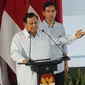 Capres-Cawapres nomor urut 2 Prabowo Subianto (kiri) dan Gibran Rakabuming Raka menyampaikan paparan Penguatan Anti Korupsi untuk Penyelenggara Negara Berintegritas (Paku Integritas) di Gedung Merah Putih KPK, Jakarta, Rabu (17/1/2024). (Liputan6.com/Angga Yuniar)