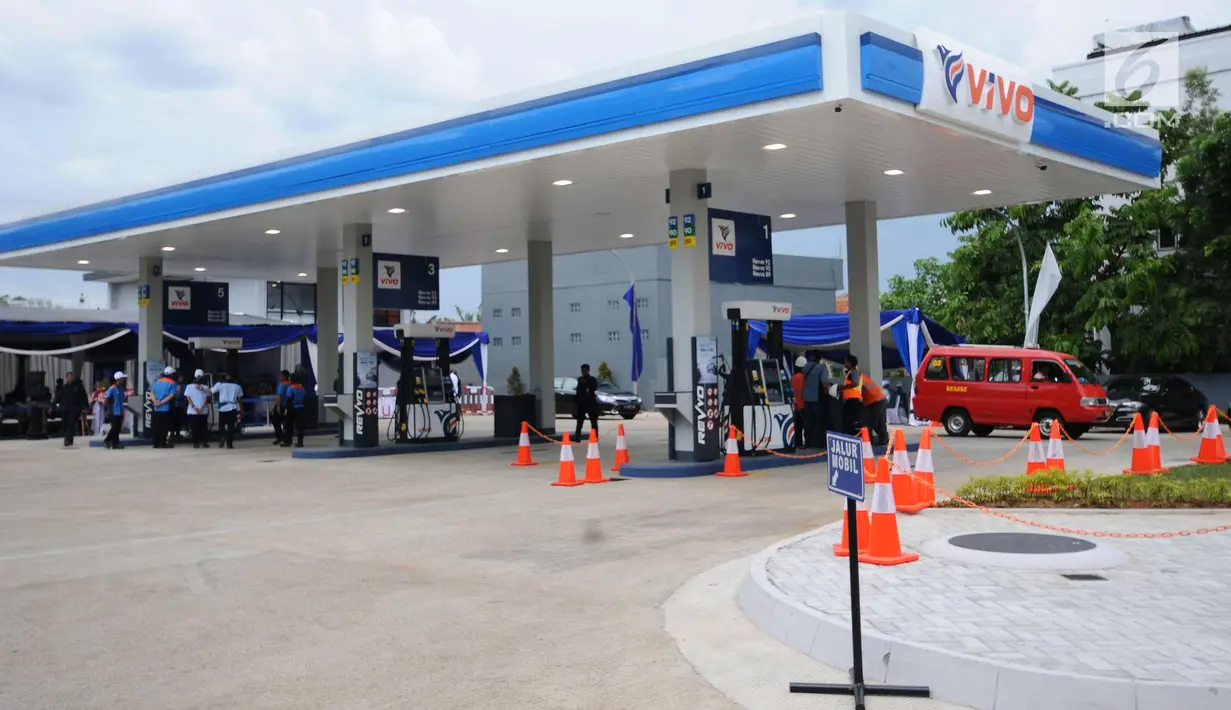Sebuah angkutan umum keluar usai melakukan pengisian BBM di SPBU Vivo di kawasan Cilangkap, Jakarta, Kamis (26/10). SPBU tersebut akan menyalurkan BBM bensin Research Octane Number (RON) 89, 90, dan 92 dengan merk Revvo. (Liputan6.com/Helmi Fithriansyah)