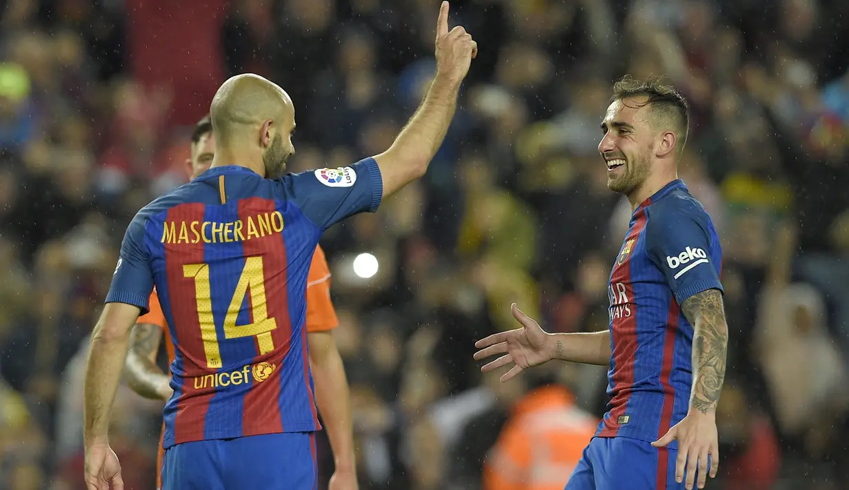 Pemain asal Argentina, Javier Mascherano (kiri) yang terakhir menggunakan jersey nomor 14 sebelum berpindah ke Philippe Coutinho. Mascherano tampil sebanyak 203 kali dan mencetak satu gol untuk Blaugrana. (AFP/Lluis Gene)