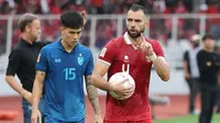 Ekspresi kekecewaan pemain Timnas Indonesia, Jordi Amat (kanan) terhadap keputusan wasit saat menghadapi Thailand dalam laga matchday ketiga Grup A Piala AFF 2022 di Stadion Utama Gelora Bung Karno, Senayan, Jakarta, Kamis (29/12/2022) sore WIB. (Bola.com/Abdul Aziz)