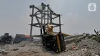 Truk crane yang terguling dan menimpa rumah warga di di Jalan Mawar, Perumnas Depok Jaya, Depok, Jawa Barat, Jumat (15/10/2021). Truk crane di kawasan Proyek PDAM terguling dan menimpa rumah menyebabkan tiga warga mengalami luka serius. (merdeka.com/Arie Basuki)