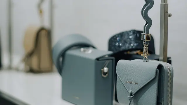 Charles & Keith: Teknologi dan Euforia Perayaan Peran di Masyarakat yang Kompleks