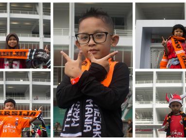 Berikut ini foto kolase gaya The Jakmania Cilik saat menyaksikan laga Persija Jakarta melawan Tampines Rovers pada laga AFC Cup 2018. (Bola.com/Asprilla Dwi Adha)