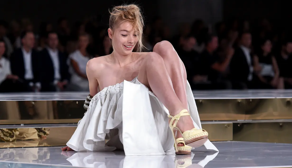 Seorang model jatuh terduduk saat memperagakan busana karya desainer Toni Maticevski di catwalk Fashion Week Australia di Sydney, Minggu (15/5). Model cantik itu langsung berdiri kembali dan melanjutkan acara tersebut. (William WEST/AFP)
