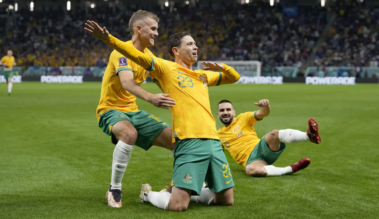 Penyerang Australia, Craig Goodwin berselebrasi usai mencetak gol ke gawang Prancis pada pertandingan grup D Piala Dunia 2022 Qatar di Stadion Al Janoub di Al Wakrah, Qatar, Rabu (23/11/2022). Kemenangan membuat Prancis memimpin Grup D Piala Dunia 2022 dengan tiga poin.  (AP Photo/Thanassis Stavrakis)