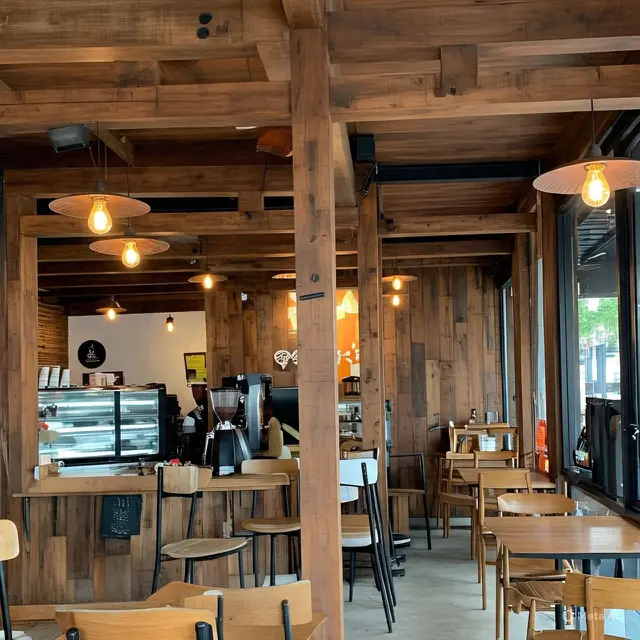 Desain Warung Kopi Bernuansa Kayu