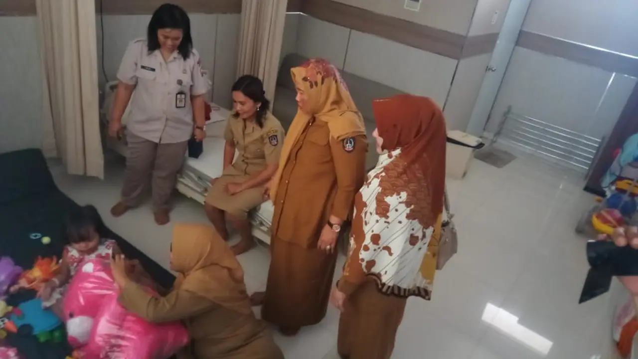 Kondisi bocah dua tahun yang ditemukan menjaga jenazah ibunya selama dua hari (Fauzan/Liputan6.com)