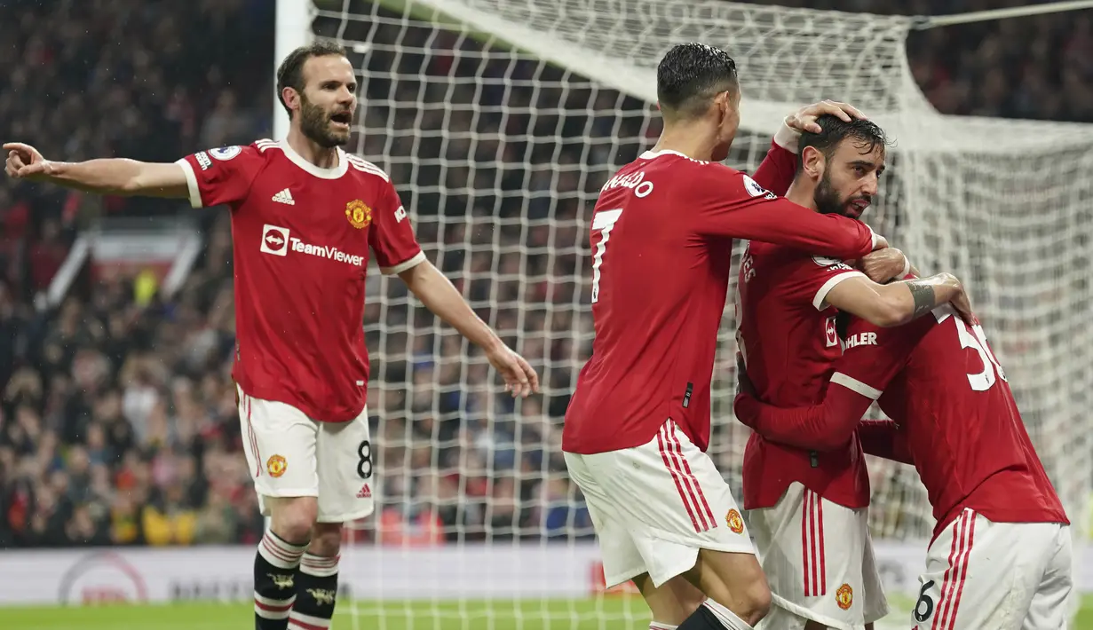 <p>Pemain Manchester United Bruno Fernandes (kedua kanan) merayakan gol ke gawang Brentford pada pertandingan sepak bola Liga Inggris di Stadion Old Trafford, Manchester, Inggris, 2 Mei 2022. Manchester United menang 3-0. (AP Photo/Jon Super)</p>