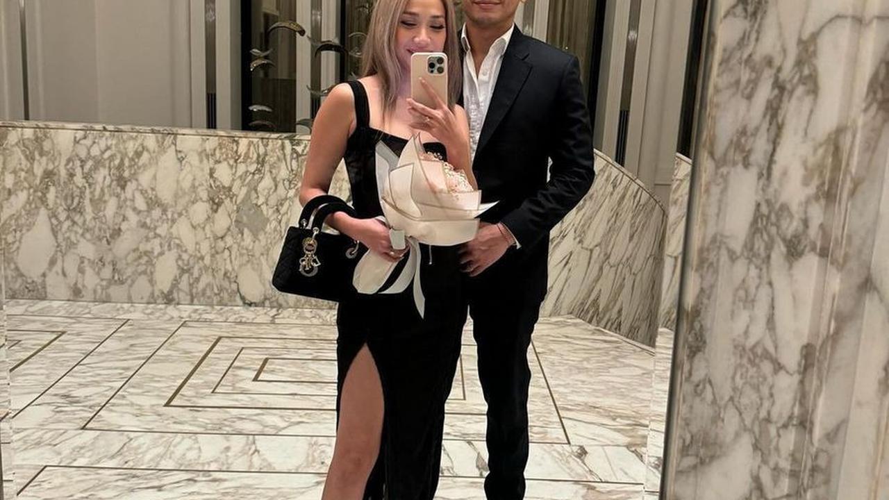 7 Potret Bunga Citra Lestari dan Tiko Aryawardhana Makan Malam Mewah Bersama, Romantis Dapat Seikat Bunga Pink - Gaunnya Jadi Sorotan