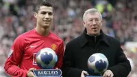 Gelandang Manchester United, Cristiano Ronaldo, bersama manajernya, Sir Alex Ferguson, menerima penghargaan pemain dan manajer terbaik Premier League di Stadion Old Trafford, Manchester, Minggu (13/4/2008). (AFP/Paul Ellis)
