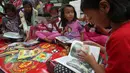 Sejumlah anak membaca buku di Kawasan Bundaran HI saat berlangsungnya Hari Bebas Kendaraan Bermotor atau Car Free Day (CFD), Jakarta, Minggu (2/4). Gerakan yang digagas oleh komunitas "Buku 100 Desa" . (Liputan6.com/Johan Tallo)