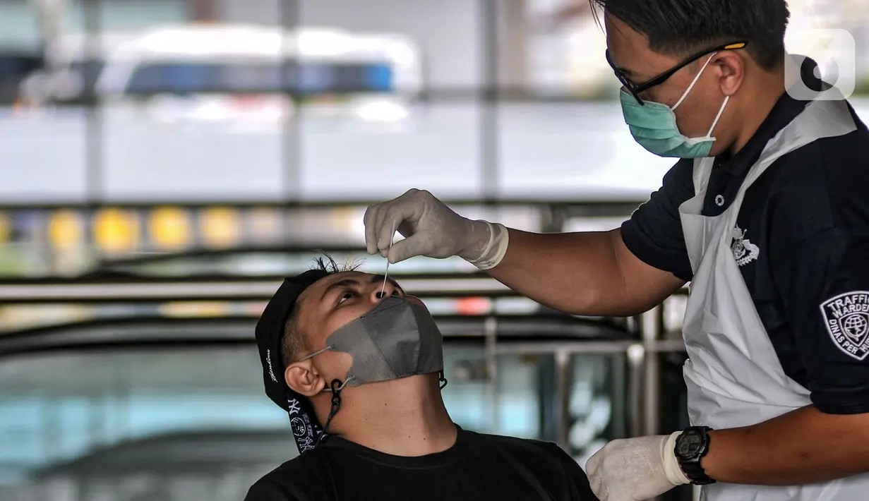 Petugas kesehatan dari Dishub melayani rapid tes antigen pada calon penumpang bus AKAP sebelum keberangkatan di Terminal Terpadu Pulogebang, Jakarta Timur, Selasa (21/12/2021). Tes antigen bertujuan mencegah penularan COVID-19. (merdeka.com/Iqbal S. Nugroho)
