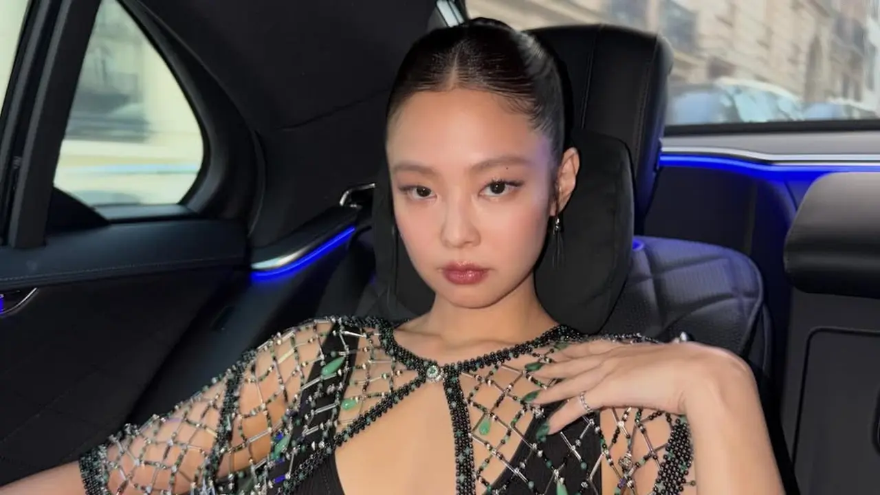 Jennie BLACKPINK Tampil Flawless dengan Lipstik Merah Maroon di Chanel FW26 Paris Fashion Week
