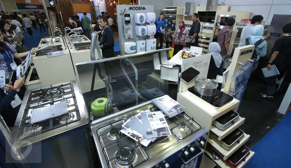 Pengunjung melihat pameran Mega Build Technology  2016 di JCC, Jakarta, Jumat (18/3/2016). Dengan total luas area pameran sebesar 30.000 m2, event yang terbuka untuk umum ini ditargetkan mampu menyedot 35.000 pengunjung. (Liputan6.com/Angga Yuniar)