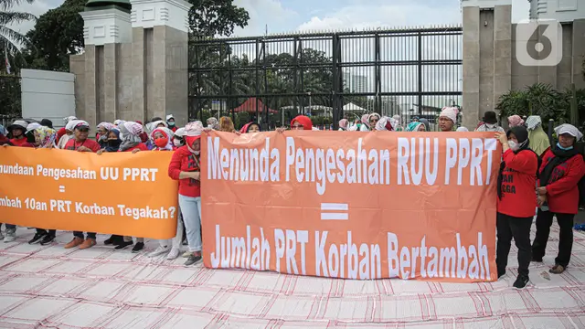 Aksi Pekerja Rumah Tangga Geruduk Gedung DPR