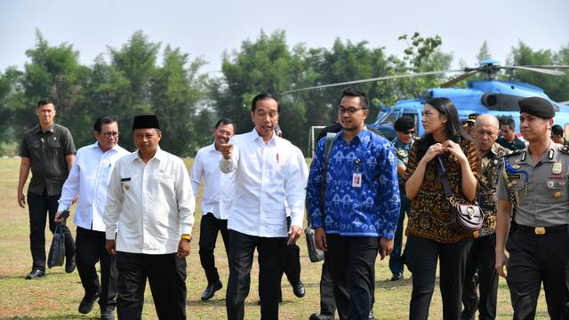 Staf Khusus Presiden, Putri Indahsari Tanjung, serta Andi Taufan Garuda Putra (kemeja biru) mendampingi Jokowi saat kunjungan ke Subang