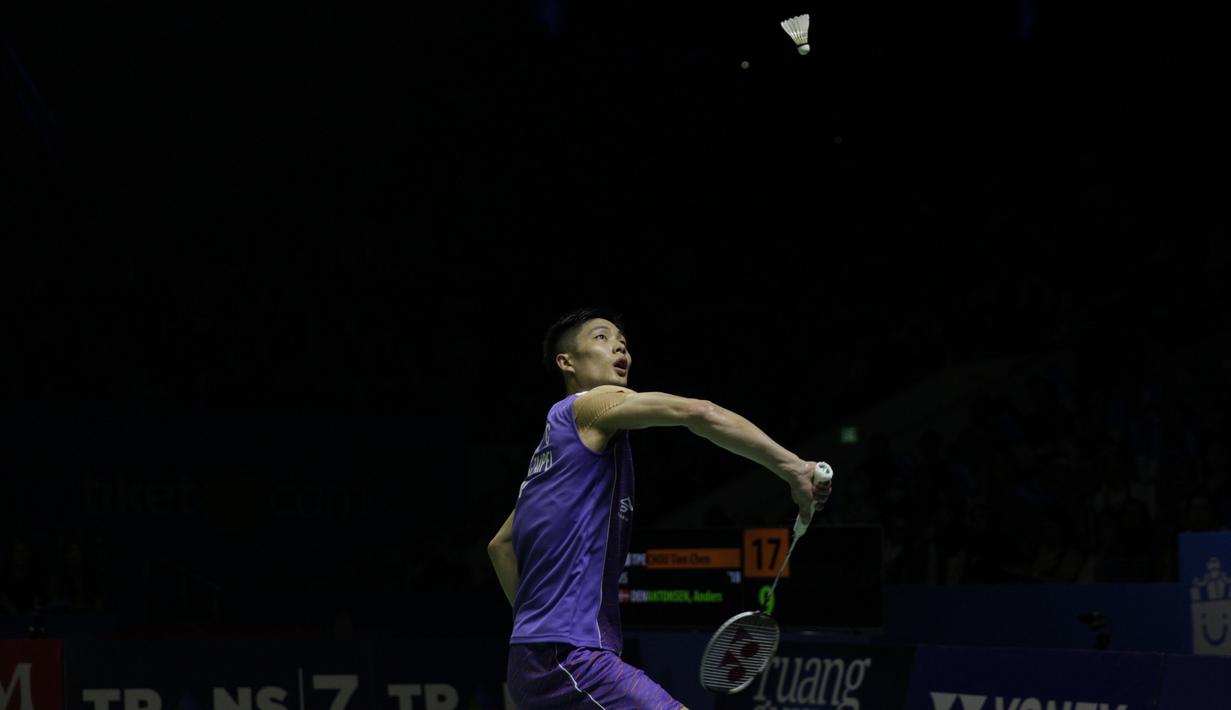 Chou Tien Chen mengalahkan Anders Antonsen di final tunggal putera Indonesia Open 2019 melalui pertarungan ketat 3 gim dengan skor 21-18 24-26 21-15 di Istora Senayan, Jakarta, Minggu (21/7/2019). (Bola.com/Vitalis Yogi Trisna)
