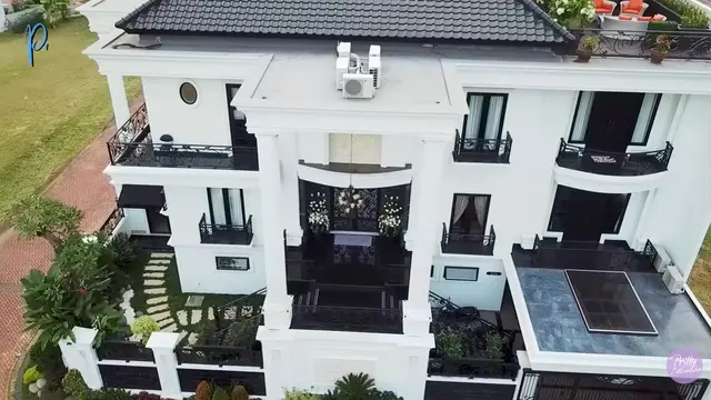 Potret Pagar dan Taman Rumah Prilly Latuconsina