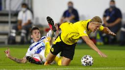 Penyerang Borussia Dortmund, Erling Braut Haaland, berebut bola dengan penyerang MSV Duisburg, Dominic Volkmer, pada laga DFB-Pokal di Schauinsland-Reisen-Arena, Selasa (15/9/2020). Borussia Dortmund menang 5-0 atas MSV Duisburg. (AFP/Thilo Schmulgen/pool)