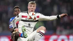 Pemain Manchester United, Rasmus Hojlund (kanan) berebut bola dengan pemain Viktor Plzen, Sampson Dweh pada laga lanjutan Liga Europa 2024/2025 di Doosan Arena, Plzen, Republik Ceska, Jumat (13/12/2024). (AP Photo/Petr David Josek)