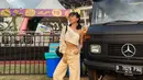 Keshia Nathania atau dikenal dengan Bananalacememilih paduan wide pants dan crop top dengan aksen jaring. Tatanan rambutnya dibuat seru melengkapi gaya tampilannya. (Foto: Bananalace/ Instagram)