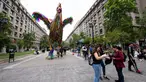 Orang-orang berjalan dekat seni instalasi "Hecho en Casa" berbentuk ayam jantan raksasa di Santiago, Chile, Senin (29/10). Ayam jantan setinggi empat meter itu dibuat oleh seniman China, Simone Chua dan Renzo Barriga dari Peru. (Martin BERNETTI/AFP)