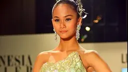 Melalui akun Instagram, Aurra Kharishma juga kerap mengunggah momen saat menjadi model di berbagai event di usia belia. Bahkan penampilannya saat melakukan runway tak lepas dari sorotan. (Liputan6.com/IG/@aurrakharishma)