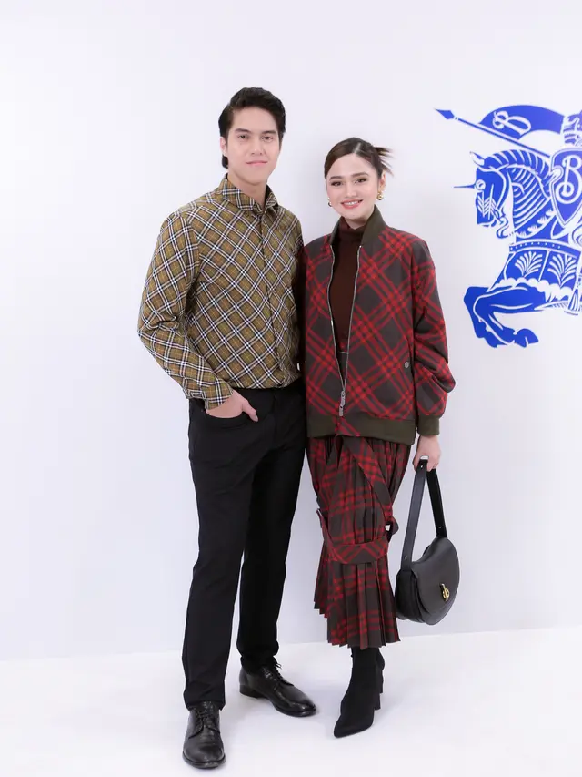 6 Adu Gaya Couple di Acara Burberry Outerwear 2024 Jakarta, Thariq Halilintar-Aaliyah Massaid hingga El Rumi-Syifa Hajdu