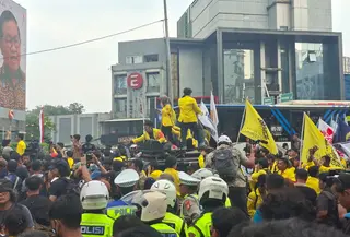 Badan Eksekutif Mahasiswa Universitas Indonesia (BEM UI) menggelar aksi unjuk rasa di kawasan Bundaran HI, Jakarta Pusat. (Liputan6.com/Rifqy Alief Abiyya)