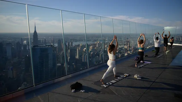 FOTO: Sensasi Yoga di Ketinggian 345 Meter