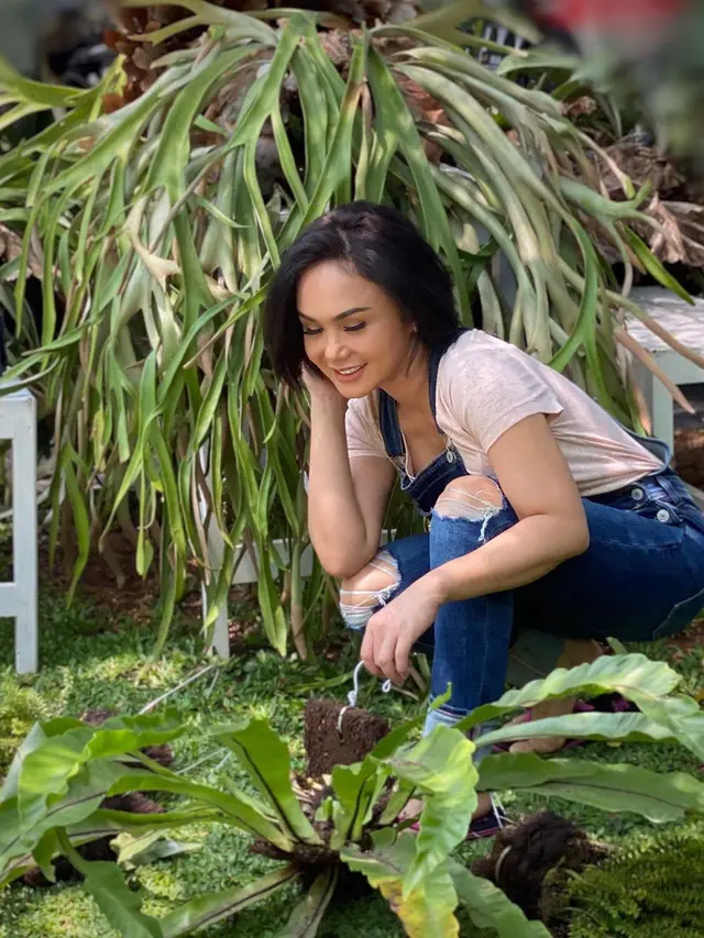 7 Gaya Yuni Shara Berkebun, Dari Pakai Daser Hingga Celana Sobek