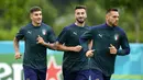 Para pemain Italia melakukan pemanasan saat mengikuti sesi latihan di tempat latihan Tottenham Hotspur di London, Sabtu (10/7/2021). Italia akan bertanding melawan Inggris pada final Euro 2020 di Stadion Wembley. (AP Photo/Frank Augstein)