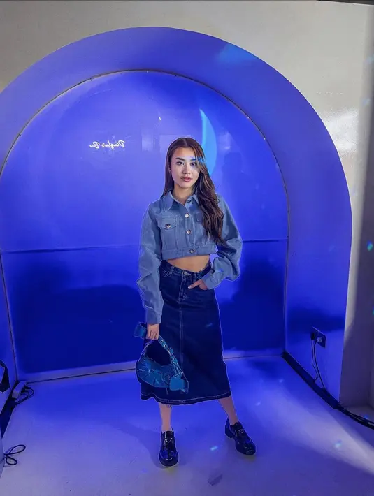 Aaliyah Massaid terlihat bergaya mengenakan outfit denim on denim. Ia memadukan cropped denim jacket dengan rok midi denim. [@aaliyah.massaid]