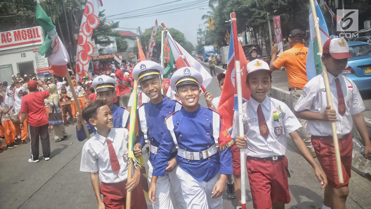Pelajar Sekolah Dasar Sambut Obor Asian Games 2018
