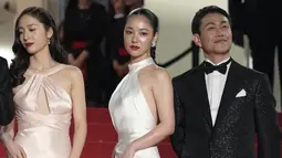 Krystal Jung, Jeon Yeo Bin dan Oh Jung Se berpose di hadapan puluhan media insternasional yang mengabadikan momen mereka. Ini merupakan penampilan debut mereka di Festival Film Cannes. (Foto: Scott Garfitt/Invision/AP)