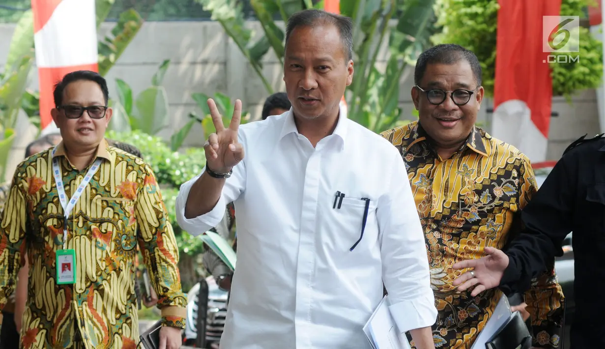 Menteri Sosial Agus Gumiwang Kartasasmita bersama para petinggi kementerian Sosial mendatanggi KPK di Jakarta, Jumat /97/9). Kedatangan Agus Gumiwang untuk menemui pimpinan KPK konsultasi dana angaran di Kementerian Sosial. (Merdeka.com/Dwi Narwoko)