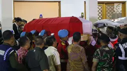 Anggota Paspampres mengangkat peti jenazah Presiden RI ke-3 BJ Habibie di Rumah Duka RSPAD, Jakarta, Rabu (11/9/2019). Peti jenazah BJ Habibie diselimuti bendera Merah Putih dan ditandu hingga masuk ke mobil jenazah menuju rumah duka Patra Kuningan. (Liputan6.com/Helmi Fithriansyah)