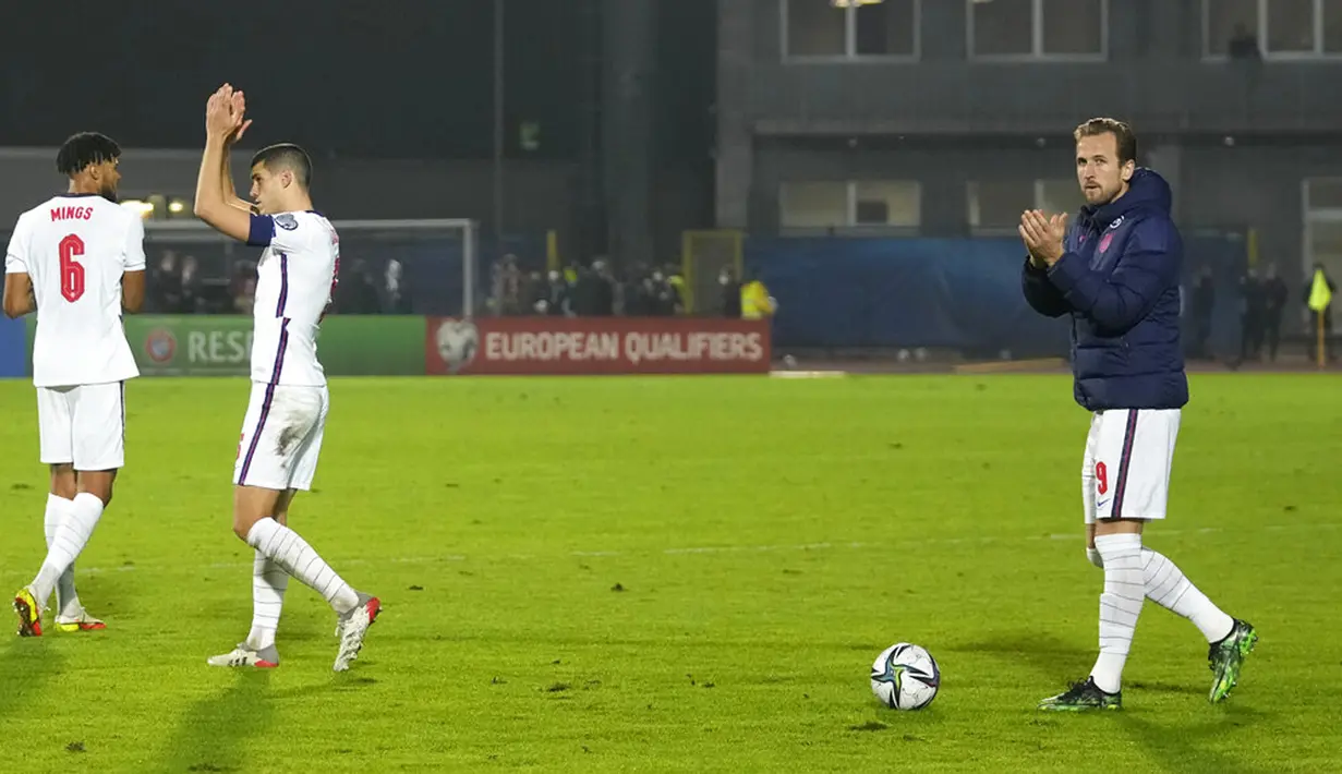 Pemain Inggris Harry Kane (kanan) memberi tepuk tangan kepada penonton usai melawan San Marino pada pertandingan sepak bola Kualifikasi Grup I Piala Dunia 2022 di Stadion Olimpiade, Serravalle, San Marino, 15 November 2021. Inggris menang 10-0. (AP Photo/Antonio Calanni)