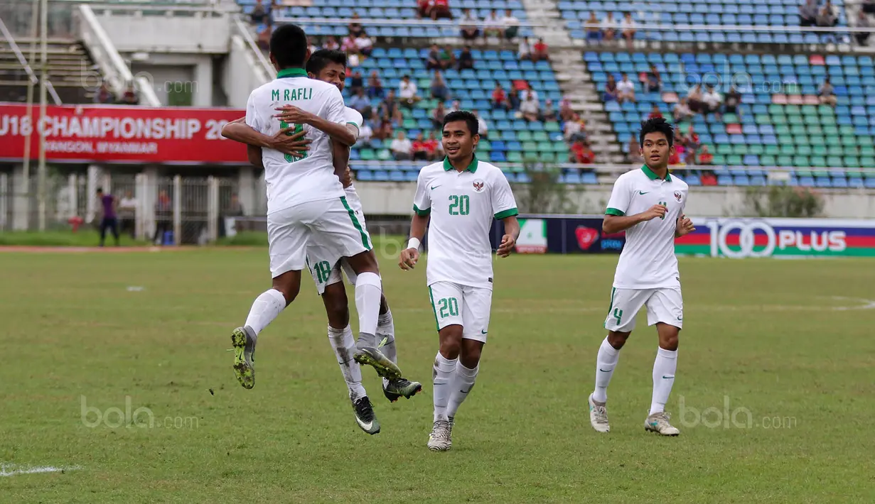 Pemain Timnas Indonesia U-19, merayakan gol yang dicetak oleh Rafli Mursalim ke gawang Myanmar pada laga Piala AFF U-18 di Stadion Thuwunna, Minggu (17/9/2017). Indonesia menang 7-1 atas Myanmar. (Liputan6.com/Yoppy Renato)