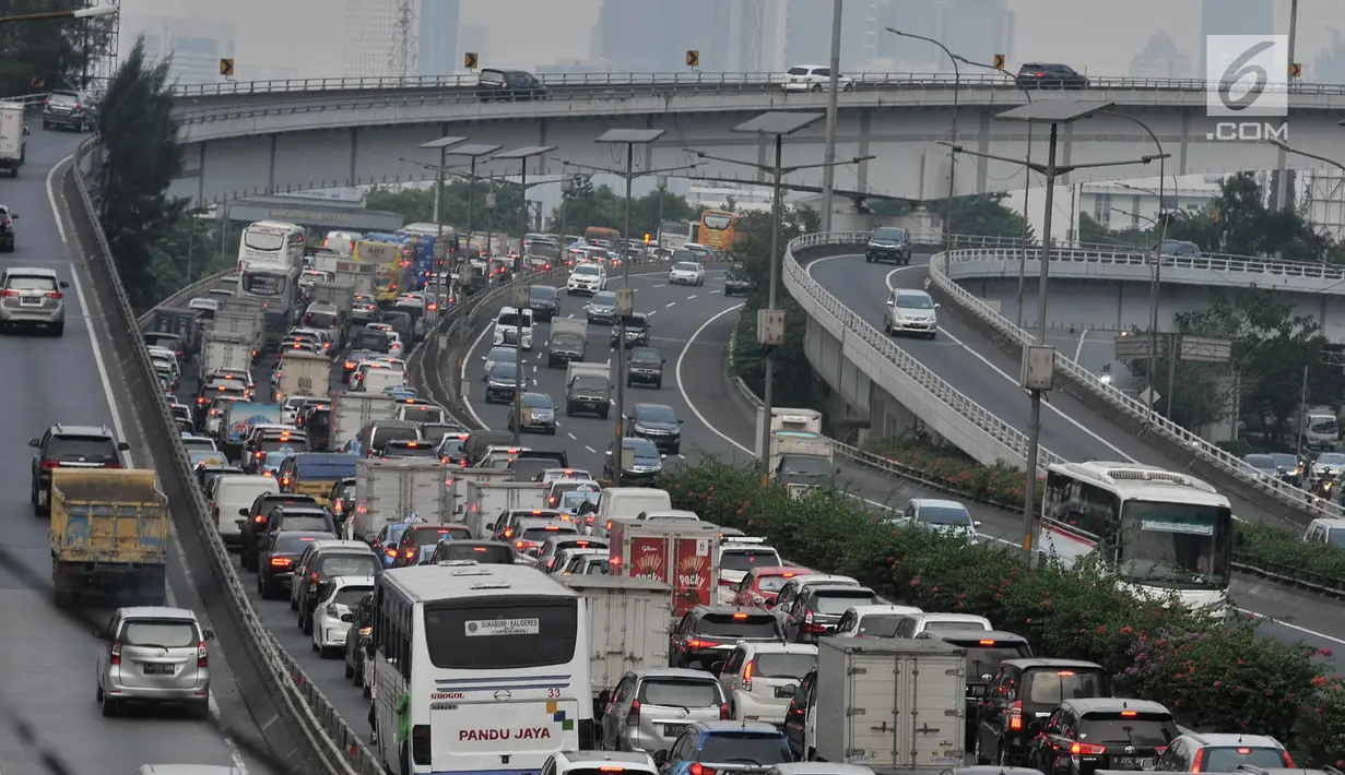Kepadatan arus kendaraan saat melintas di Tol Dalam Kota, Jakarta, Kamis (7/6). Jasa Marga memprediksi sekitar 1,4 juta kendaraan akan keluar dari Jakarta saat arus mudik Lebaran tahun ini. (Merdeka.com/Iqbal S. Nugroho)