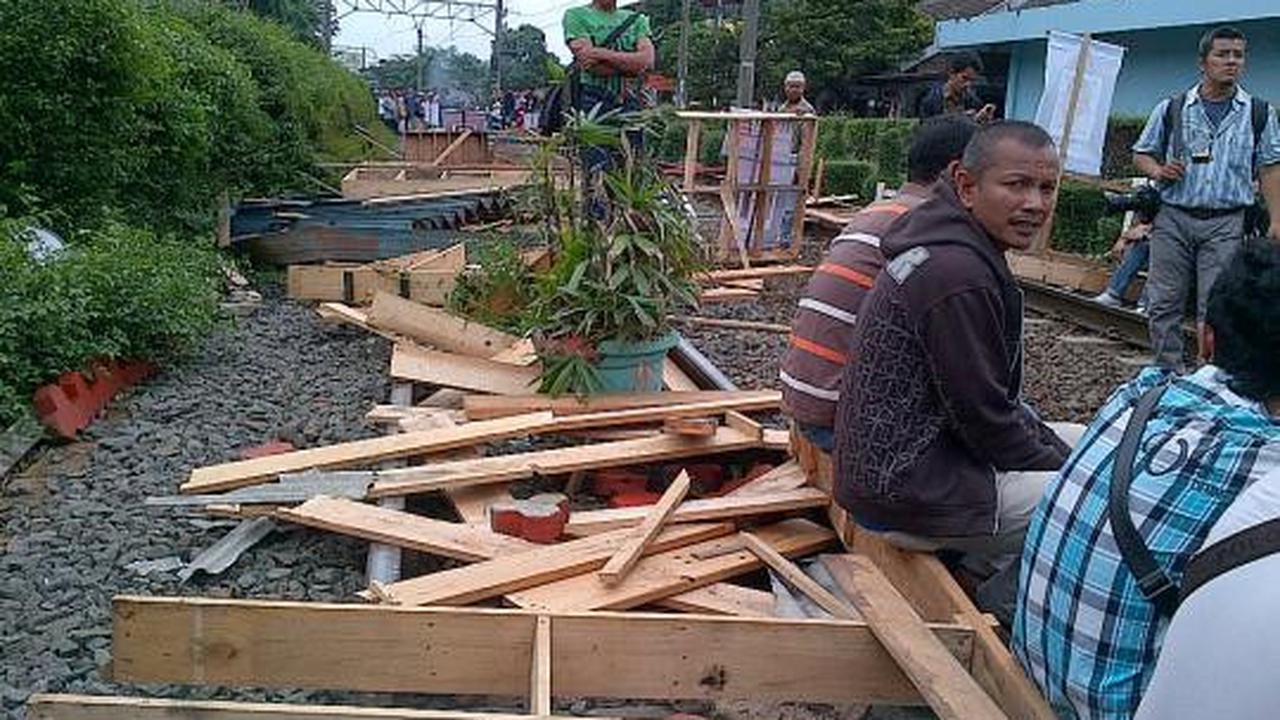 Ratusan pedagang dan mahasiswa blokir jalur KRL di Depok